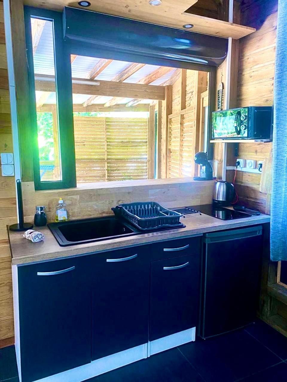 Charmant Bungalow Tout Confort Climatise - Terrasse Et Acces Plage ! Deshaies Exterior photo